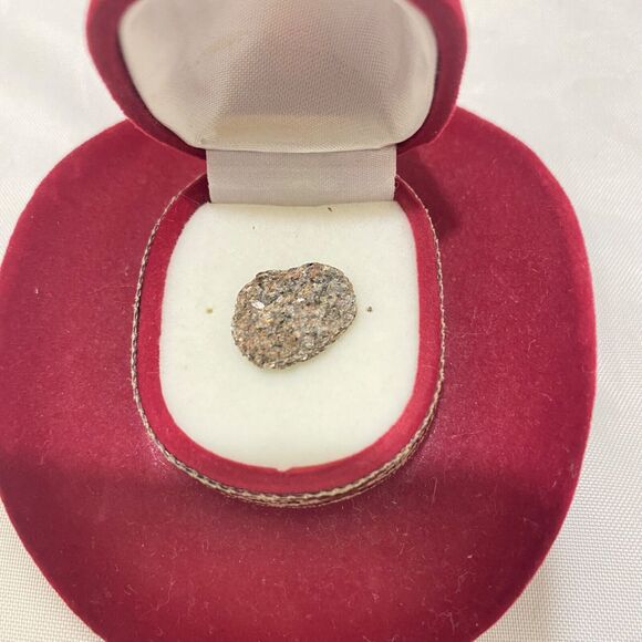 Vintage Cowboy Hat Earring Box with Small Half Inch Chunk of Pyrite Inside - Picture 3 of 11